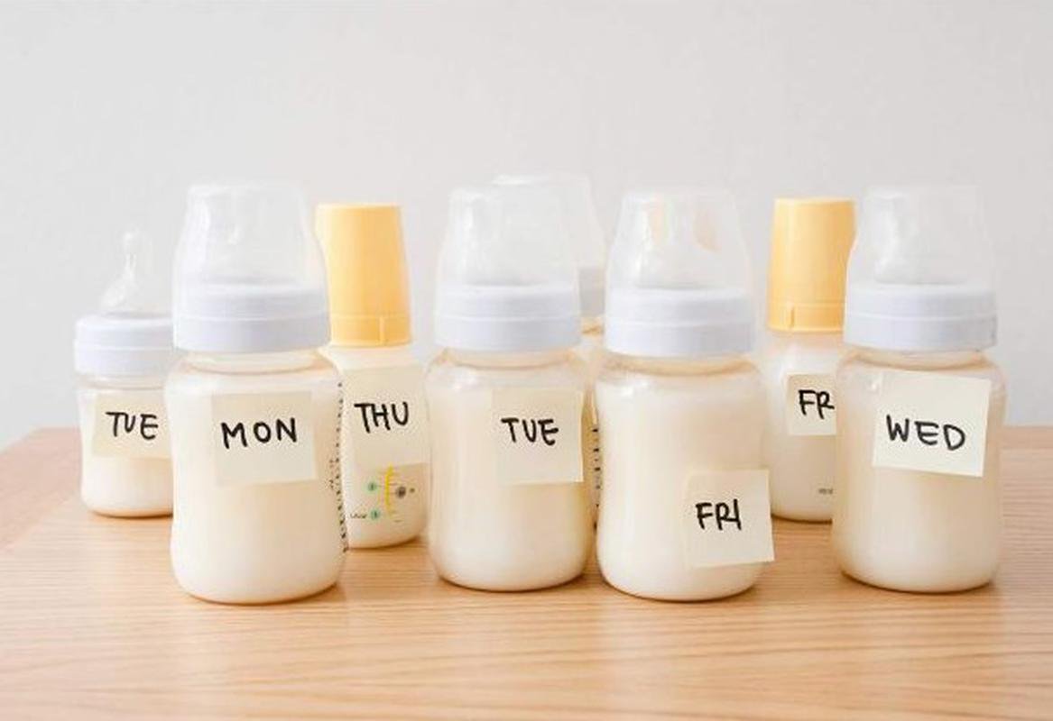 Bạn có thể sử dụng máy hút sữa để trữ sữa mẹ