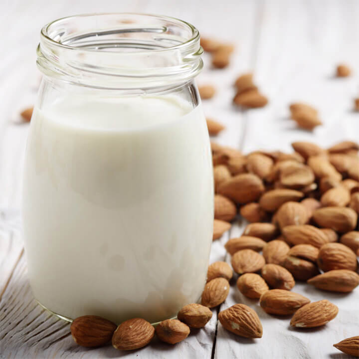 uống sữa hạt là một trong những cách giảm nguy cơ đục thủy tinh thể