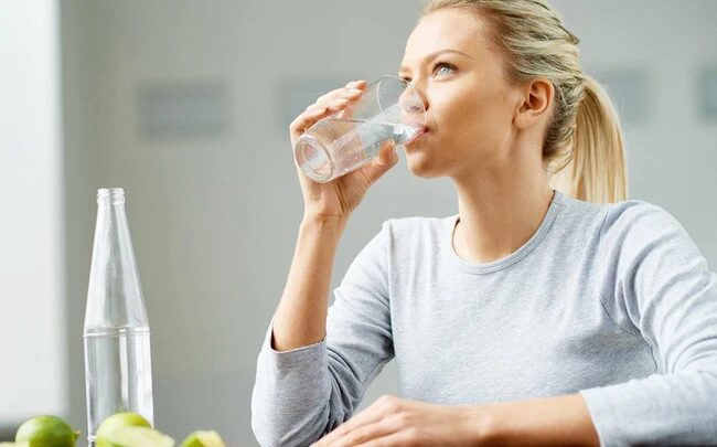 Thải độc da mặt bằng việc uống đủ nước
