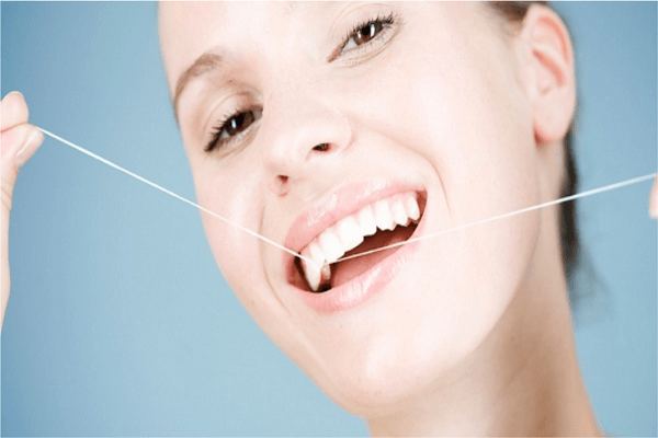 Sử dụng chỉ nha khoa làm sạch kẽ răng