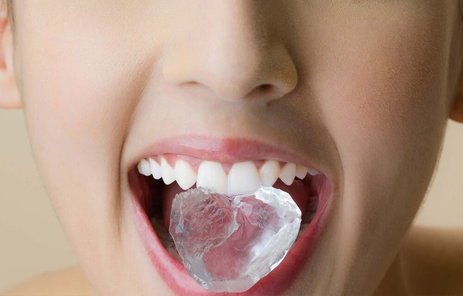 Nhai đá là thói quen làm hại răng nghiêm trọng
