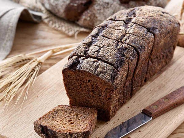 Bánh mì đen có bao nhiêu calo và ăn bánh mì đen sao cho đúng?